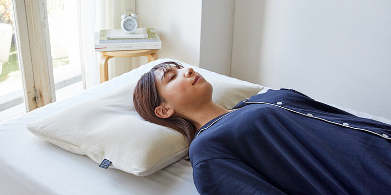 肩凝り、頭痛、いびき…睡眠の不調はまくらの“高さ”が原因かも！自分に 