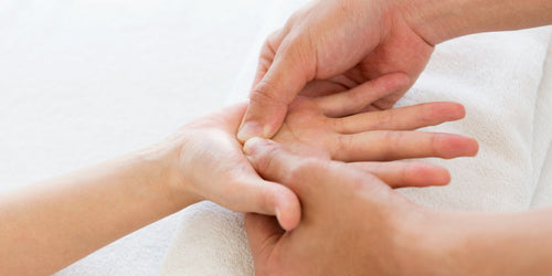 手のひらをゆるめて、おやすみモードへON   心地よいリラックスを届ける、夜のハンドケア習慣