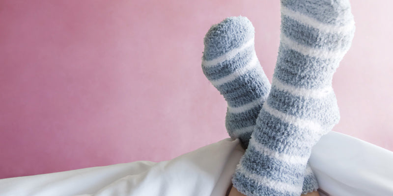 冬の夜、靴下を履いて寝てもいいの？ 足先の冷えの正しい対処法